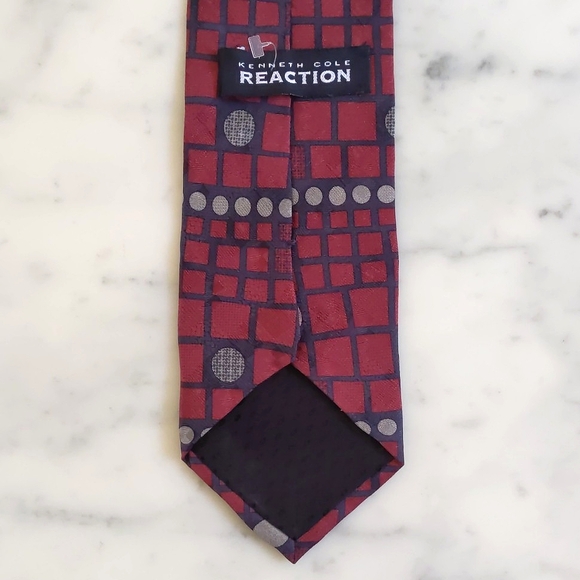 NWOT. Kenneth Cole Reaction 100% Silk Tie with Multicolor Design Pattern. - Picture 5 of 5